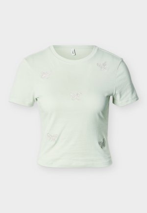 Lysegrøn kort T-shirt med korte ærmer, prydet med fem små rhinsten sommerfugle foran.