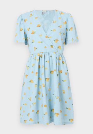 Plava haljina kratkih rukava s preklopnim dizajnom, s naglašenim strukom i uzorkom limuna po cijelom kroju. Izrađena od lagane tkanine.