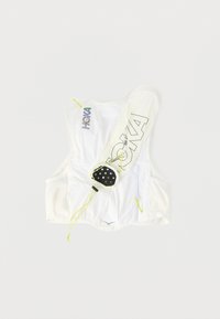 Λευκό γιλέκο ενυδάτωσης με επωνυμία HOKA, με ρυθμιζόμενους ιμάντες και μικρό μαύρο θήκη προσαρτημένη, τοποθετημένο επίπεδα σε λευκό φόντο.