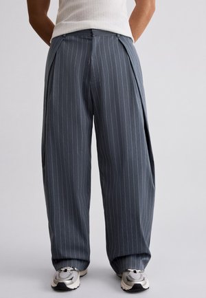 Bershka SUPER BAGGY DOUBLE DART - TROUSERS - Broek - royal blue