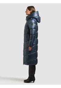 Lang, mørkeblå dynefrakke med hætte, med et quiltet design, frontlommer og en skinnende, glat tekstur.