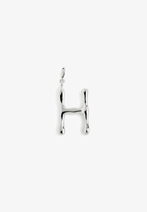 Pendentif en métal argenté en forme de lettre "H", présentant un design lisse et arrondi avec une finition brillante et une petite boucle pour l'attachement.