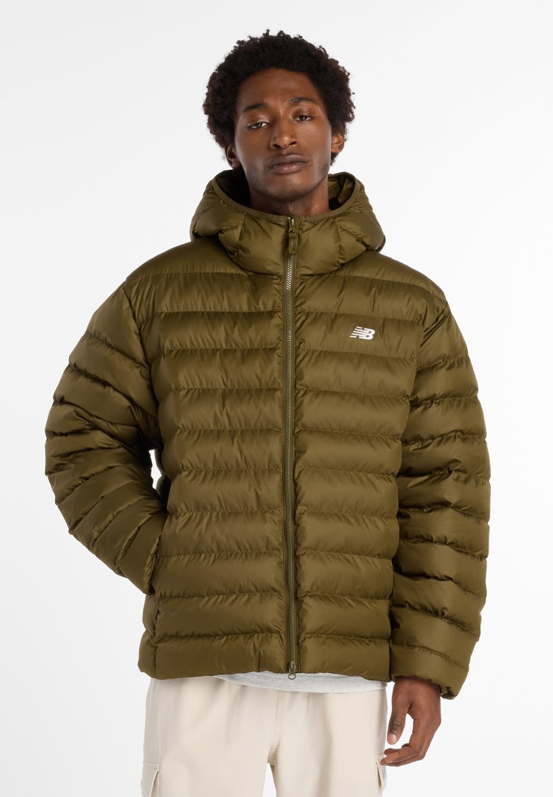 Veste rembourrée vert olive avec une fermeture éclair à l'avant, une capuche et des coutures horizontales. Présente un petit logo blanc sur la poitrine gauche. Texture douce.