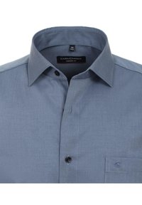 Himmelblaues, modern geschnittenes Button-up-Hemd aus gewebtem Stoff. Verfügt über einen Kragen, eine Brusttasche und dunkle Knöpfe. Markenlabel im Kragen sichtbar.
