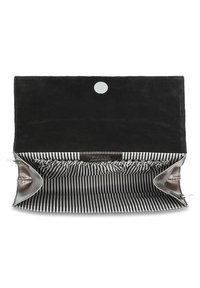 Interno di un portafoglio in suede nero con hardware in argento, caratterizzato da una foderatura a righe bianche e nere e dettagli con logo. Aperto per rivelare un design compartimentato.