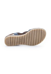 Sandalia negra con suela natural estampada, que presenta una parte superior lisa y una suela de goma estriada. Logo "Gabor" grabado en la suela.