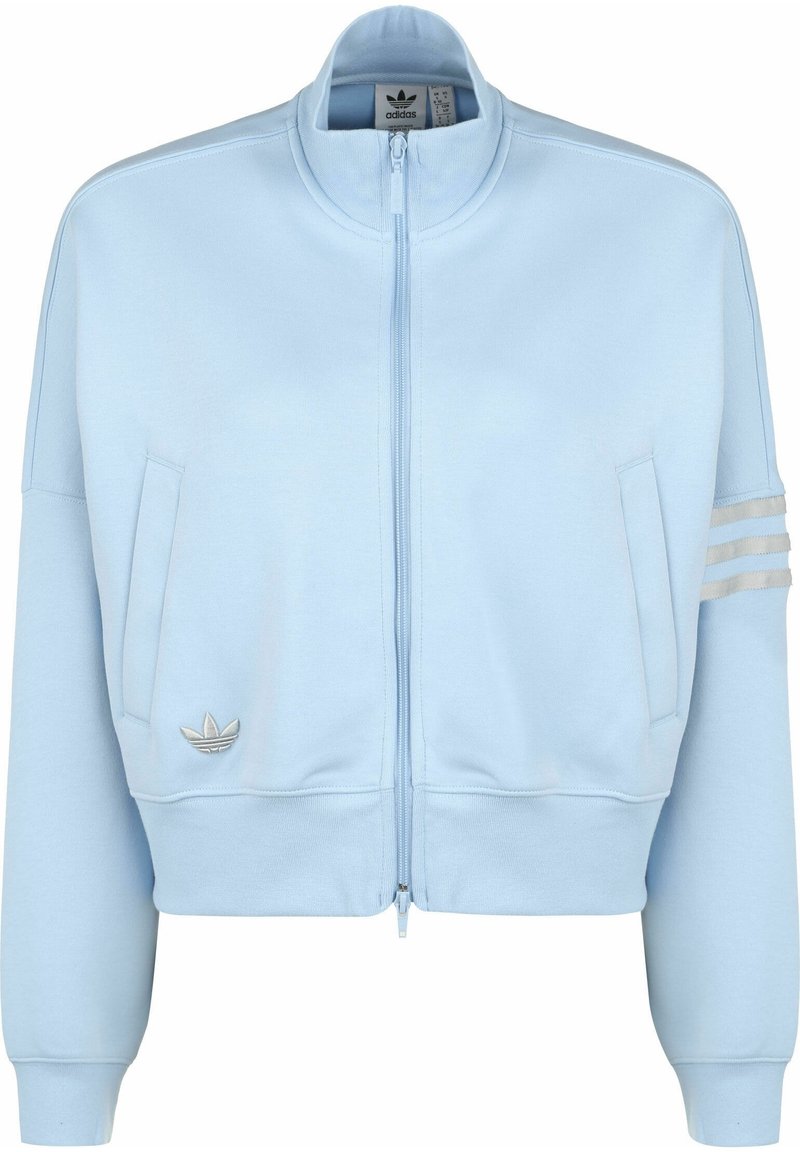 Ljusblå zip-up bomberjacka i mjukt material, med två framfickor, ribbad nederkant och tre grå ränder på vänster ärm.
