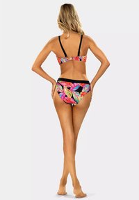 Kolorowy bikini z kwiatowym wzorem w różowym, zielonym i niebieskim na czarnym tle; regulowane ramiączka; minimalne majtki.