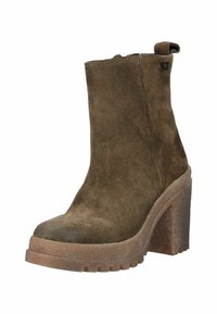 Brązowy zamszowy botek za kostkę z okrągłym nosem, teksturowaną podeszwą platformową oraz słupkiem. Posiada boczny zamek błyskawiczny i mały akcent z logo.