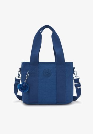 Borsa a mano blu navy con manici larghi, tracolla rimovibile, patch con logo rotondo sul davanti e piccolo portachiavi di peluche attaccato alla tracolla.