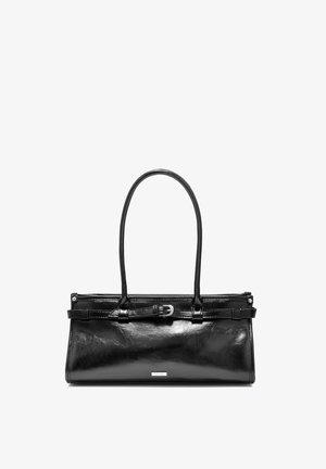 Czarna skórzana torebka o gładkiej teksturze, prostokątnym kształcie, długich uchwytach i akcentach w postaci klamry. Zawiera logo z srebrnym wykończeniem.