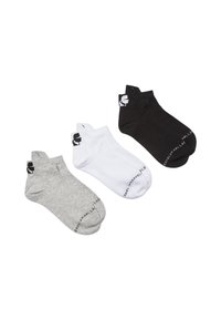 Tres pares de calcetines tobilleros: gris, blanco y negro. Cada uno presenta un logo en el puño y texto a lo largo del borde inferior. Tejido suave.