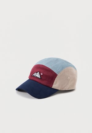 Czapka sztruksowa z kolorowymi blokami w jasnoniebieskim, bordowym, beżowym i granatowym kolorze, z naszywką z logo góry i napisem „PEAK” z przodu.