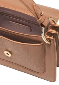 Tan leren crossbody tas met een gestructureerde afwerking, gouden hardware, een extern pocket en een ritsvak aan de binnenkant.