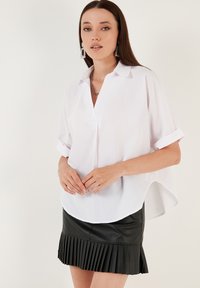 LELA LOOSE FIT - Camicetta - white