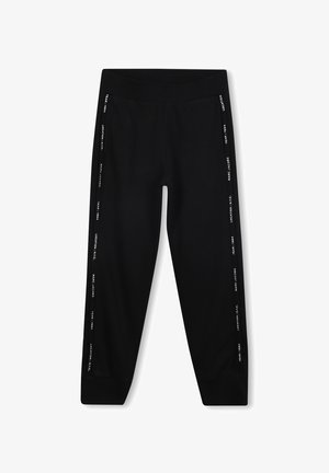 Zwarte joggerstijlbroek van zacht materiaal, met een geribbelde tailleband, tapse benen en witte tekstaccenten langs de zijkanten.