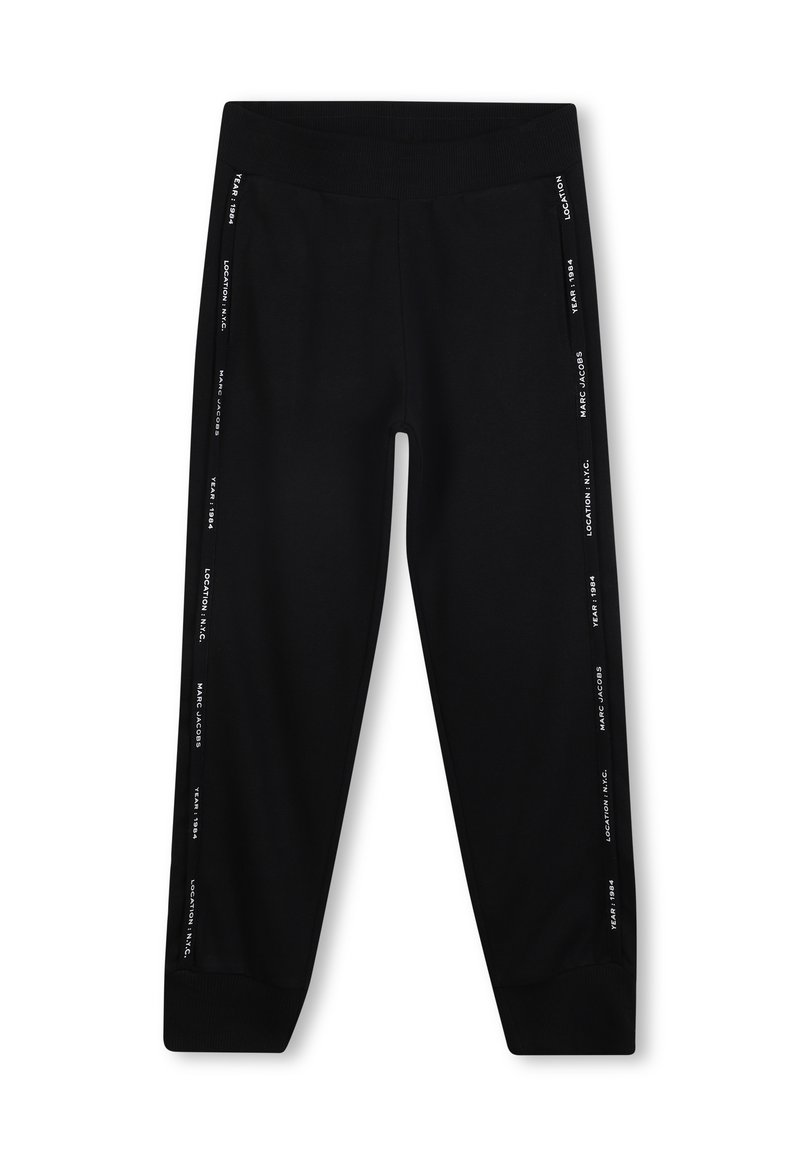 Pantaloni jogger neri in morbido tessuto, con vita a costine, gambe affusolate e dettagli testuali bianchi lungo i lati.