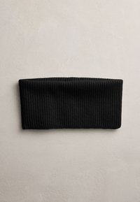 Crna traka za glavu od rebrastog pletenog materijala s dizajnom preklopa, s mekanom teksturom i glatkim završnim slojem, položena ravno na svijetloj pozadini.