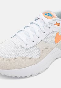 Weißer Sneaker mit Mesh- und Wildlederdetails, orangen Akzenten und strukturierten Gummisohlen. Verfügt über runde Schnürsenkel und eine gepolsterte Zunge.