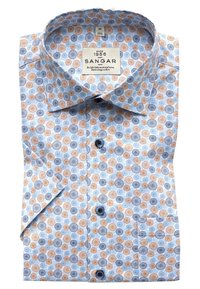 Lichtblauw shirt met cirkelpatronen in oranje en marineblauw. Heeft een klassieke kraag, knoopsluiting en een enkele borstzak.