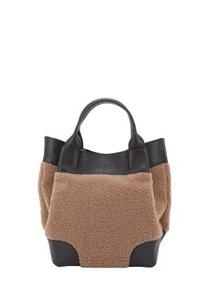 Sac fourre-tout avec une base en cuir noir et des accents en shearling texturé marron. Il dispose de deux poignées supérieures et d'une silhouette structurée.