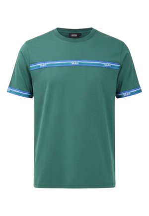 Maglietta verde a manica corta con bande orizzontali a righe blu e bianche sul petto e sui bordi delle maniche, con testo bianco ripetuto.