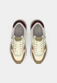 Αθλητικά παπούτσια με συνδυασμό χρωμάτων κρεμ, πράσινο και μπορντό. Τα υλικά περιλαμβάνουν καστόρι και δίχτυ. Διαθέτουν λευκά κορδόνια και υφασμένη σόλα.