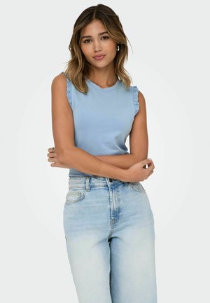 Ljusblå ärmlös topp med spetsdetaljer på axlarna, kombinerad med ljusblå högmidjade jeans. Slät tyg och avslappnad passform.