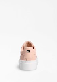 Sneaker in pelle rosa con punta tonda, suola bianca chunky, logo "GUESS" in rilievo e un piccolo logo nero sul tallone.