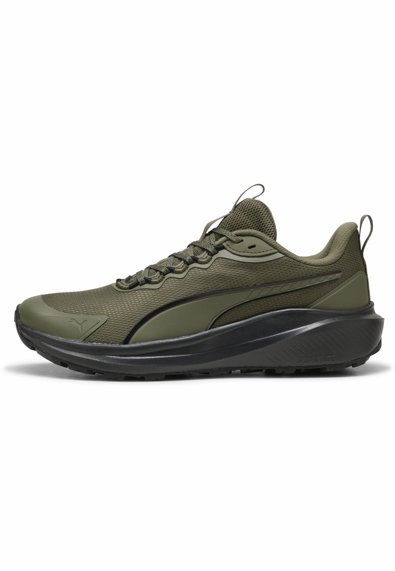 Scarpe da ginnastica verde oliva con tomaia in rete, dettagli testurizzati, suola nera e logo PUMA sul lato. Caratterizzate da punta arrotondata e lacci robusti.
