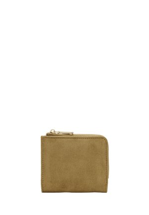 Kompaktowy, kwadratowy brązowy portfel z zamszu z zamkiem błyskawicznym na górnej i prawej krawędzi, prezentowany na białym tle.