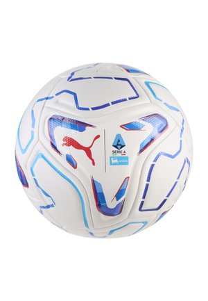 Balón de fútbol blanco con patrones azules y rojos, logotipo de Puma y marca de la liga de fútbol Serie A.