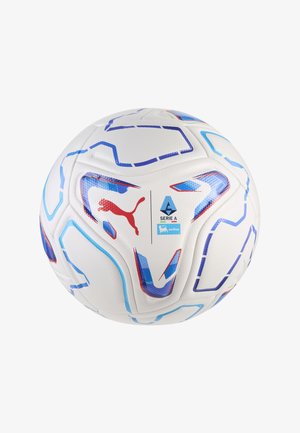 Balón de fútbol blanco con patrones azules y rojos, logotipo de Puma y marca de la liga de fútbol Serie A.