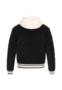 Fekete kordbársony dzseki fehér bolyhos kapucnival. Jellemzői a gyémántvarrás, bordázott mandzsetták és bordázott alj fekete-fehér csíkokkal.