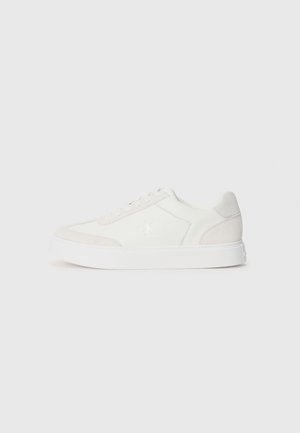 Baskets blanches avec un mélange de matériaux lisses et en daim, des lacets plats, un bout rond et une semelle en caoutchouc blanc surélevée. Détail de logo subtil.