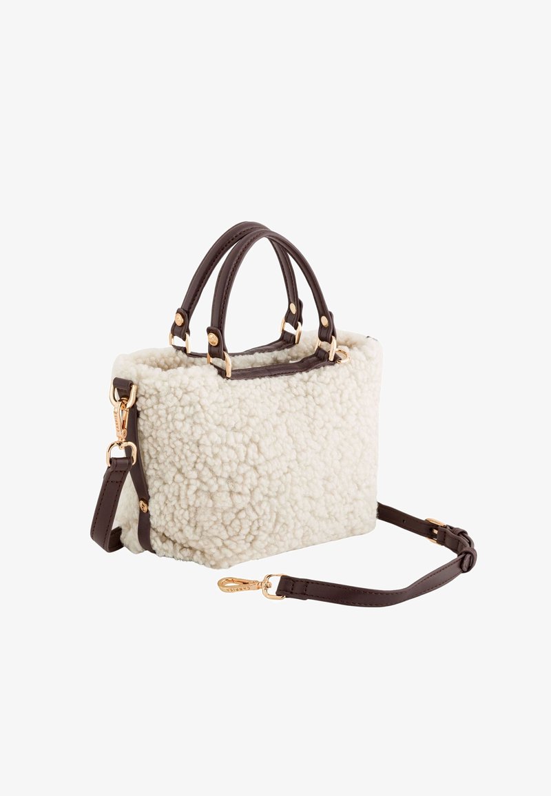 Biała torba z owczej skóry z brązowymi skórzanymi uchwytami i regulowanym paskiem. Posiada złote wykończenia i prostokątny kształt.