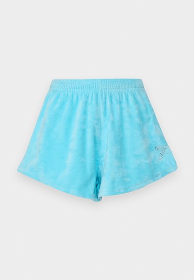 Shorts en tie-dye bleu clair avec une taille élastique et un accent en strass argenté en forme de chiffre sept sur le côté inférieur. Texture en coton doux.