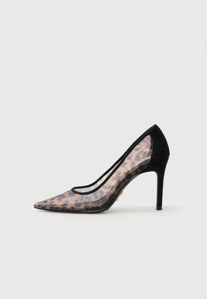 Escarpin à bout pointu avec un talon en suède noir, un corps en maille transparente doté d'un motif léopard et un contour noir le long des bords.