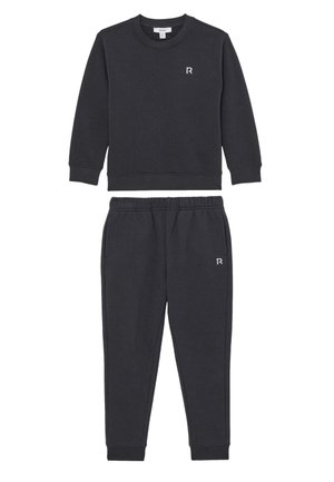 Sort langærmet sweatshirt og matchende joggebukser med elastisk talje med små hvide "R"-logoer på bryst og lår.