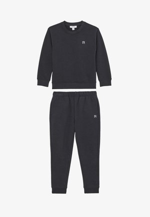 Sort langærmet sweatshirt og matchende joggebukser med elastisk talje med små hvide "R"-logoer på bryst og lår.