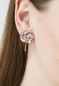 Orecchini in tono dorato con un design circolare texturizzato arricchito da pietre preziose rosa e trasparenti. Chiusura a perno per un indossamento sicuro.