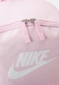 Nike Sportswear HERITAGE UNISEX - Mugursoma - pink foam/white