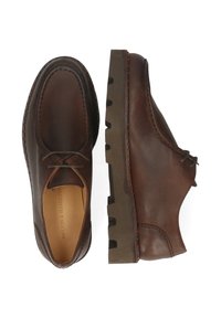 Scarpe di pelle marrone con superficie liscia, dotate di un design con lacci, cuciture arancioni a contrasto e una suola in gomma testurizzata.