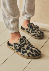 Next BUCKLE - Slip-on sandaler - animal print