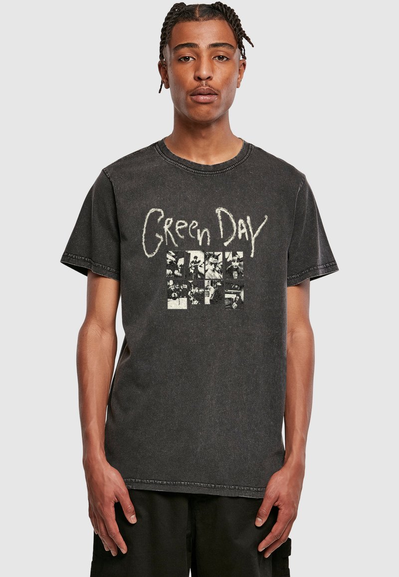 Sort T-shirt lavet af bomuld med en afslappet pasform. Har "Green Day" i hvidt skrift og et collage af billeder under teksten.