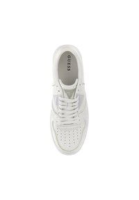 Witte sneaker van textured leather, met geperforeerde neus en tonale accenten. Bevat veters en een bedrukte logo op de inlegzool.