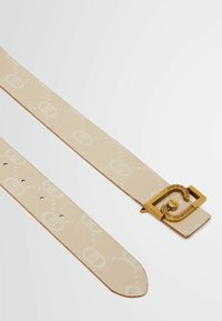 Beige bælte lavet af struktureret materiale, med en guldfarvet spænde med cirkulære udsmykninger og gentaget logomotiv på remmen.