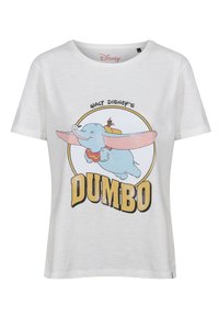 Hvid T-shirt med korte ærmer, der viser en tegneserie af Dumbo med store lyserøde ører og en gul hat, omgivet af tekst i sort og guld.