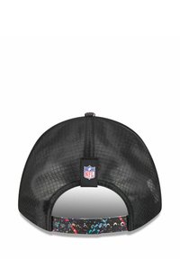 Casquette noire avec un design en maille, dotée d'une sangle avec un motif éclaboussement coloré et d'une étiquette de logo NFL à l'arrière. Visière plate et forme arrondie.