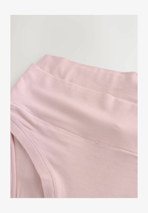 Svetle růžová látka, hladký povrch, široký pas s jemnými švy a přiléhavý střih, vhodná pro sportovní nebo volnočasové nošení.
